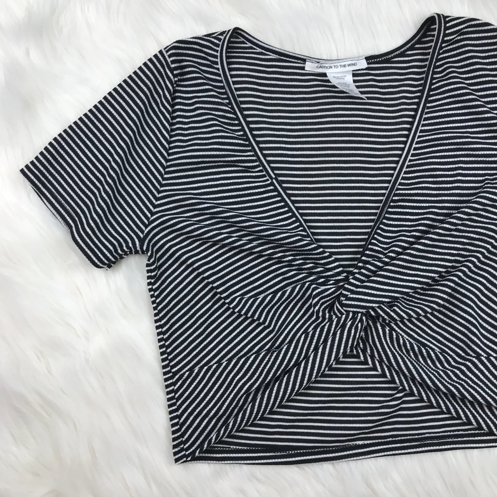 Crop top Caution to the Wind black white cropped